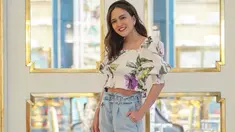Bintang film Eiffel I'm in Love ini dikenal sebagai seleb yang punya penampilan menarik. Di kesehariannya, Shandy Aulia selalu tampil stylish. Kali ini memilih gaya kasual dengan atasan crop top bermotif bunga yang dipadukan dengan celana jeans. (Liputan6.com/IG/@shandyaulia)