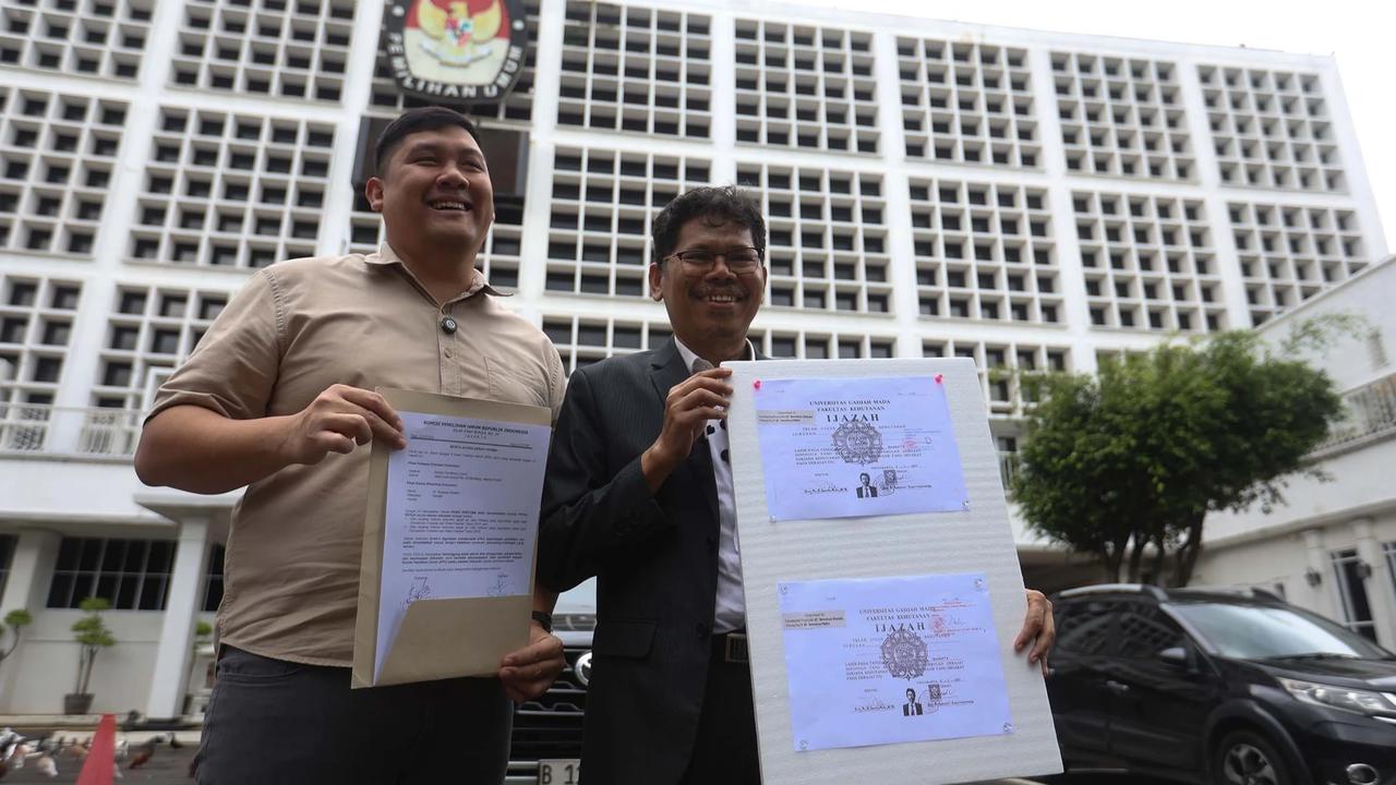 FOTO: Bonatua Silalahi Tunjukkan Salinan Ijazah Joko Widodo Tanpa Sensor di KPU RI