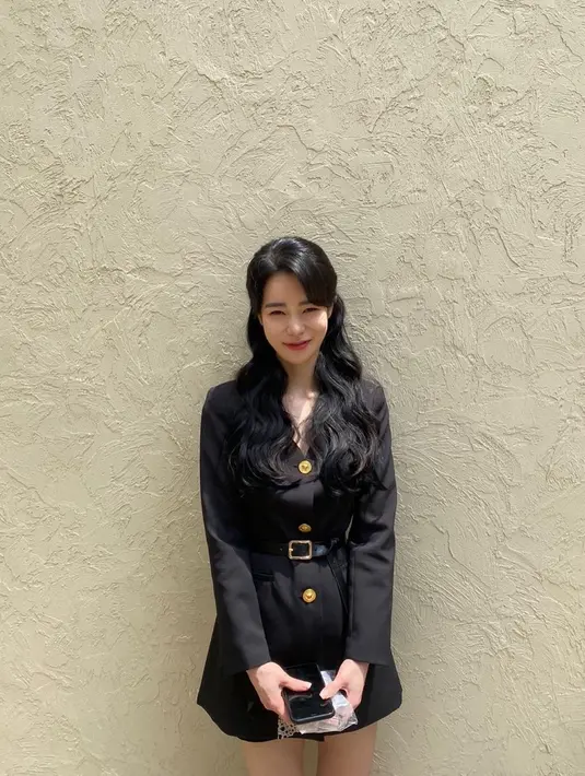 Blazer dan belt jadi kombinasi tampilan smart casual yang menarik. [Foto: IG/limjjy2].