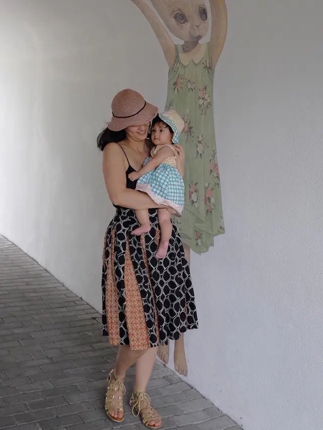 Gaya Atiqah Hasiholan mengenakan batik saat berlibur ke Jogja