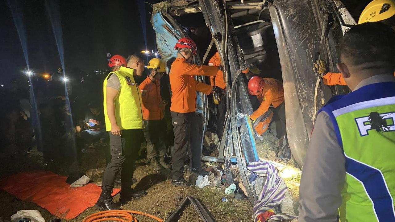 Mendahului Dari Sisi Kiri, Bus Tabrak Pick Up yang Sedang Mogok di Bahu Tol Pejagan-Pemalang