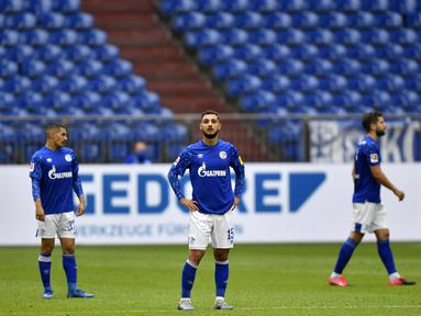 Pemain Schalke 04 tampak kecewa usai ditaklukkan Augsburg pada laga Bundesliga di Veltins-Arena, Minggu (24/5/2020). Augsburg menang dengan skor 3-0 atas Schalke 04. (AP/Martin Meissner)