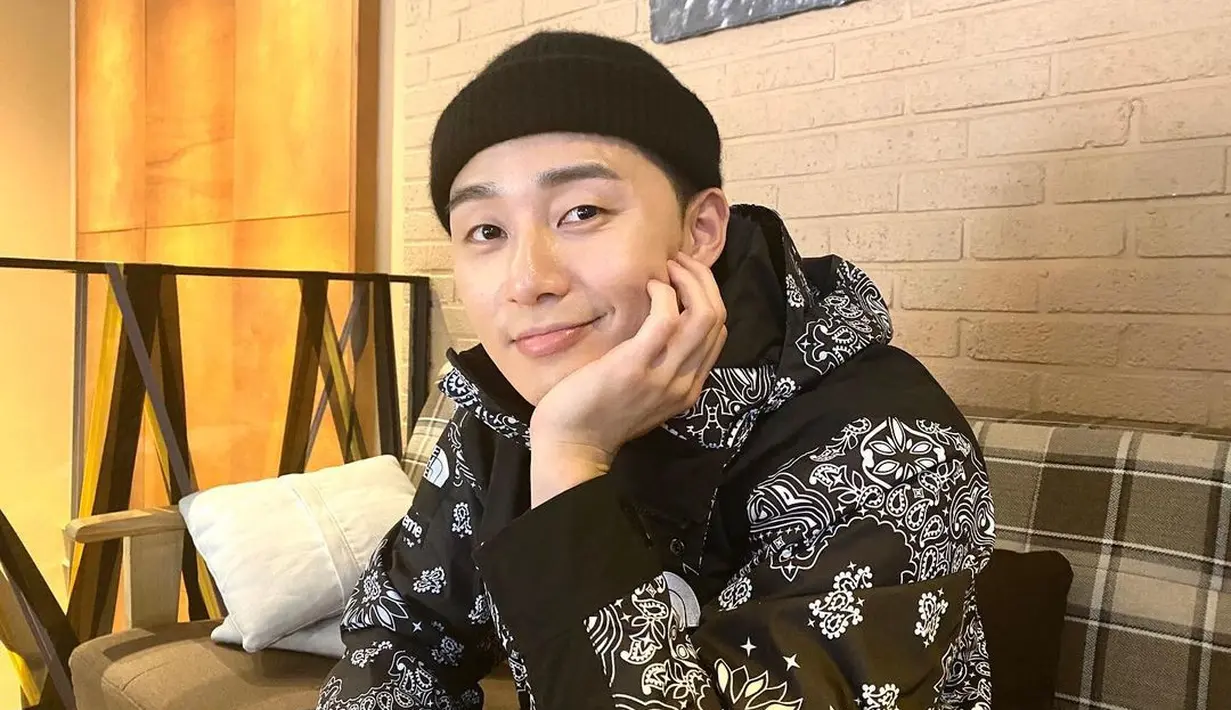 <p>Memiliki tinggi sekitar 185 cm, membuat Park Seo Joon sering didapuk menjadi model untuk majalah terkenal. (FOTO: instagram.com/bn_sj2013/)</p>