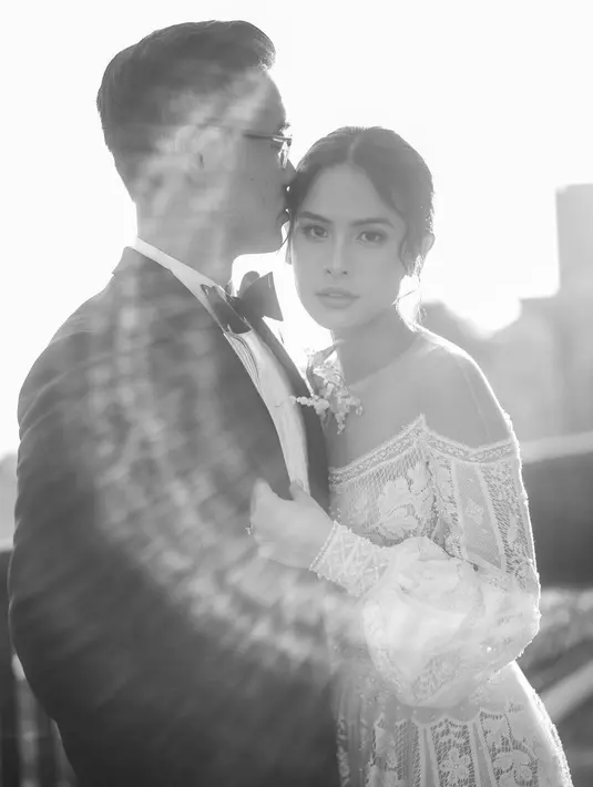 <p>Membawa bouket bunga, Maudy tampil dengan gaya rambut sanggul modern yang ditata oleh Hair Stylist Eva Pical. Dengan makeup flawless yang dipoles oleh Philipe Karunia.&nbsp;@maudyayunda</p>