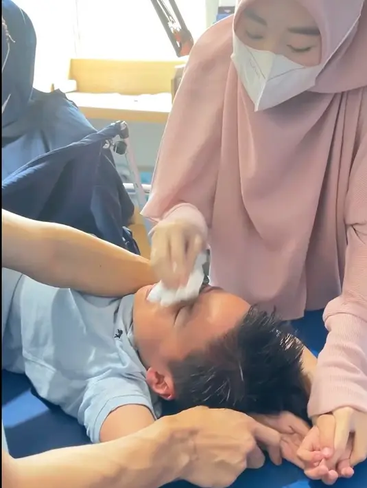 Ikram dan Larissa juga berada disamping Yusuf yang disunat. Tangis anak pertama Larissa dan Alvin pun pecah saat disunat. [Instagram/larissachou]