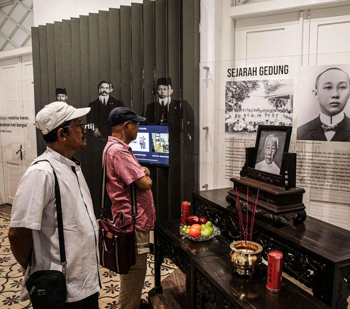 Lalu apa saja yang bisa kita lihat di museum ini? Ada beberapa benda bersejarah yang punya kisah sejarah tersendiri.&nbsp;Misalnya saja koleksi biola W.R. Supratman.