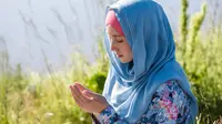 ilustrasi wanita muslim berdoa/copyright shutterstock.com/Aisylu Ahmadieva