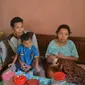 Meski sudah disusui, sang bayi jumbo anak ibu mungil masih saja merengek. (Liputan6.com/Muhamad Ridlo)