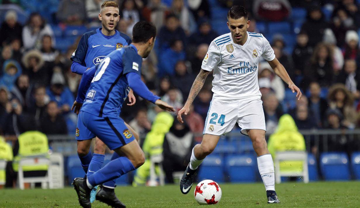 Aksi pemain Real Madrid, Daniel Ceballos (kanan) melewati adangan pemain Fuenlabrada pada laga Copa del Rey babak 32 besar di Santiago Bernabeu stadium, Madrid, (28/11/2017). Real Madrid bermain imbang 2-2. (AP/Francisco Seco)