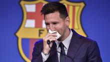 Lionel Messi menangis saat mengucapkan selamat tinggal kepada Barcelona. (AFP/Pau Barrena)