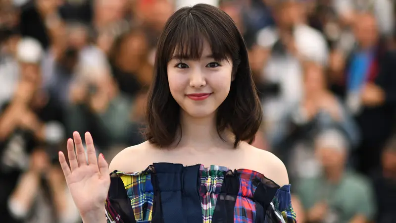 Aktris Jepang Erika Karata Tebar Senyum Manis di Festival Cannes