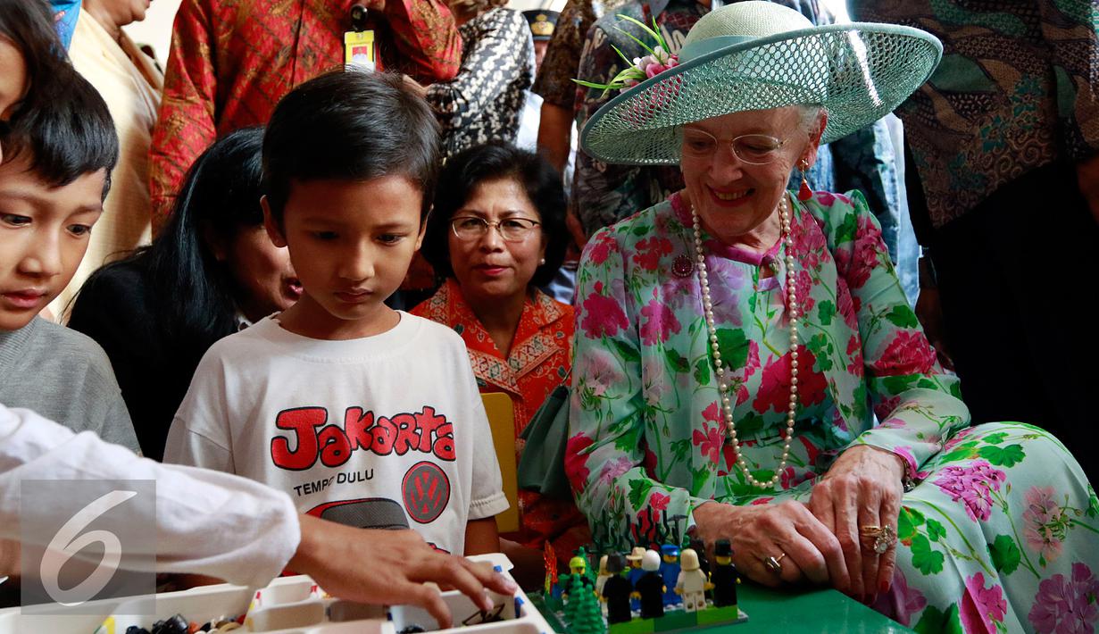 Ratu Denmark Margrethe II bermain lego dengan sejumlah anak di RPTRA Kenanga di Cideng, Jakarta, Kamis (22/10/2015). Kunjungan sekaligus menyumbangkan permainan Lego bagi sejumlah anak-anak di RPTRA. (Liputan6.com/Yoppy Renato)