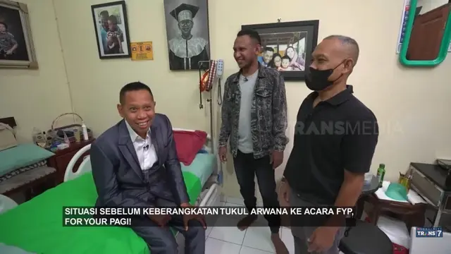 Tampil Mengenakan Jas Berwarna Abu-abu