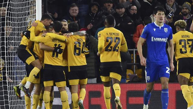 Foto: Penampilan Cemerlang Elkan Baggott saat Gilligham FC Kalah di Carabao Cup, Dapat Hadiah Tukar Kostum dari Hwang Hee-chan