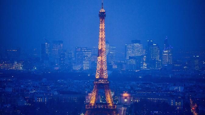 Lansekap kota Paris dari atap gedung pencakar langit 