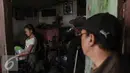 Salah satu penghuni merapihkan barang miliknya saat penggusuran di Rawasari Selatan, Jakarta, Kamis (23/7/2015). Pemprov DKI Jakarta mengambil alih lahan seluas 1.300 meter persegi yang selama lima tahun dikuasai pihak swasta. (Liputan6.com/Faizal Fanani)