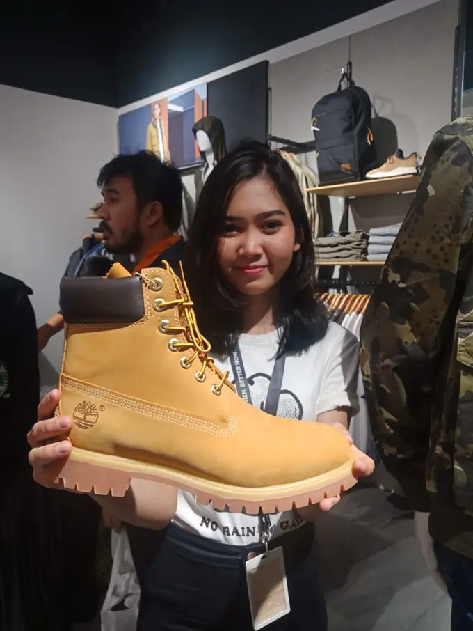 Selamatkan Bumi dengan Membuat Koleki Sepatu dari Bahan Daur Ulang