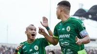 Riko Simanjuntak dan Gustavo Tocantins merayakan gol PSS Sleman ke gawang PSIS Semarang pada duel pekan ke-27 Pegadaian Championship 2025/2026. (Doc PSS)