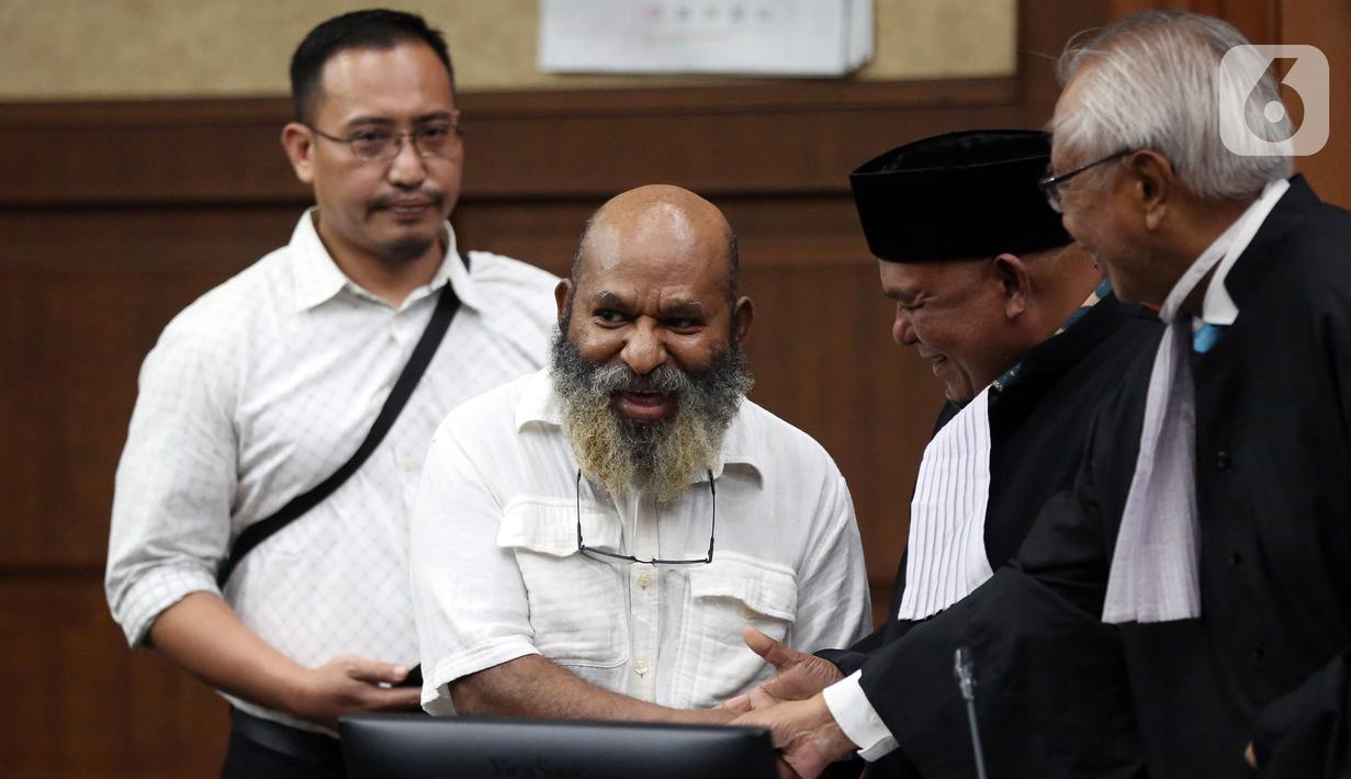 <p>Terdakwa Gubernur nonaktif Papua Lukas Enembe (kedua kiri) saat menghadiri sidang lanjutan di Pengadilan Tipikor, Jakarta, Senin (21/8/2023). Sidang tersebut beragendakan mendengarkan keterangan tiga orang saksi yang dihadirkan Jaksa Penuntut Umum (JPU) dan satu orang saksi tidak hadir dalam kasus dugaan suap dan gratifikasi yang menjerat Lukas Enembe. (Liputan6.com/Johan Tallo)</p>