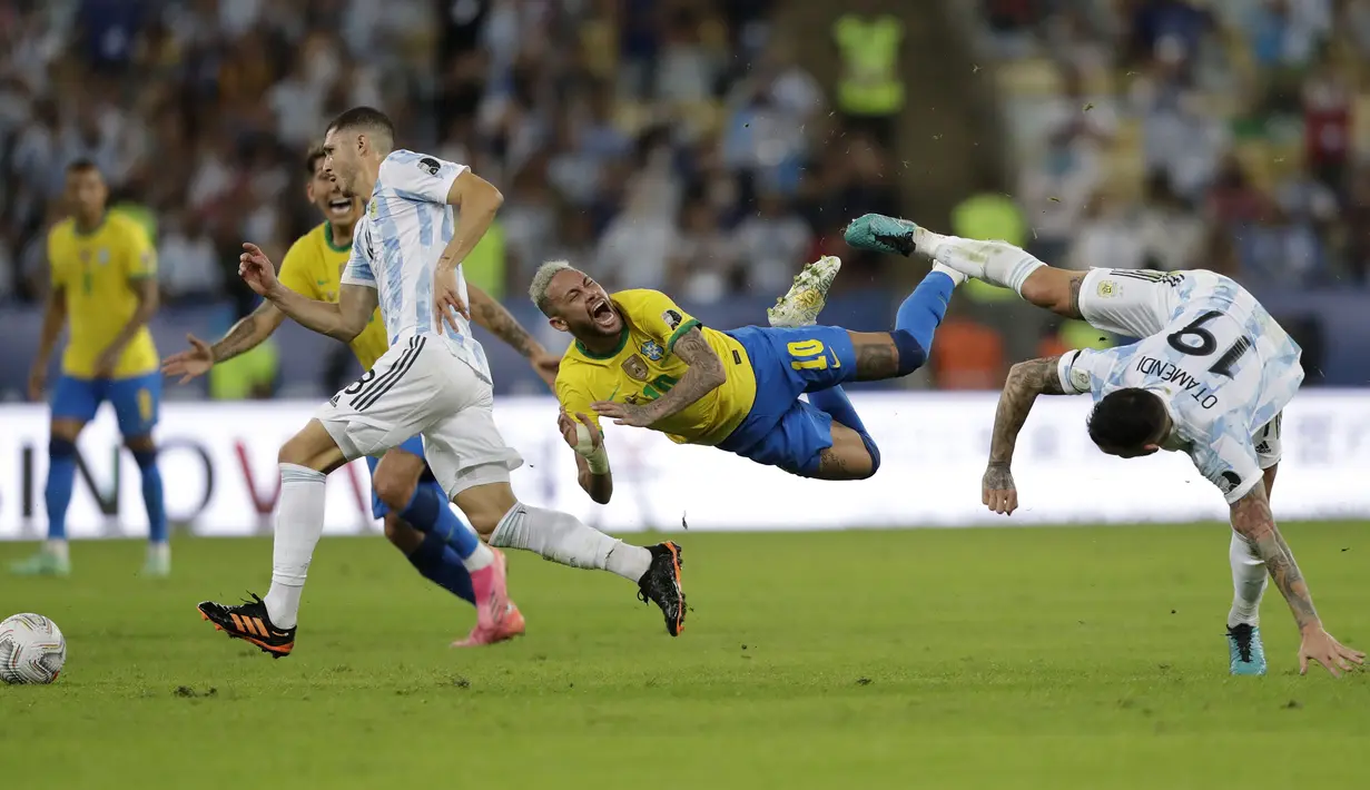 Pertahanan Argentina harus susah payah menghentikan gempuran dari Brasil. Neymar beberapa kali harus menerima sandungan keras seperti dari Nicolas Otamendi. (Foto: AP/Andre Penner)