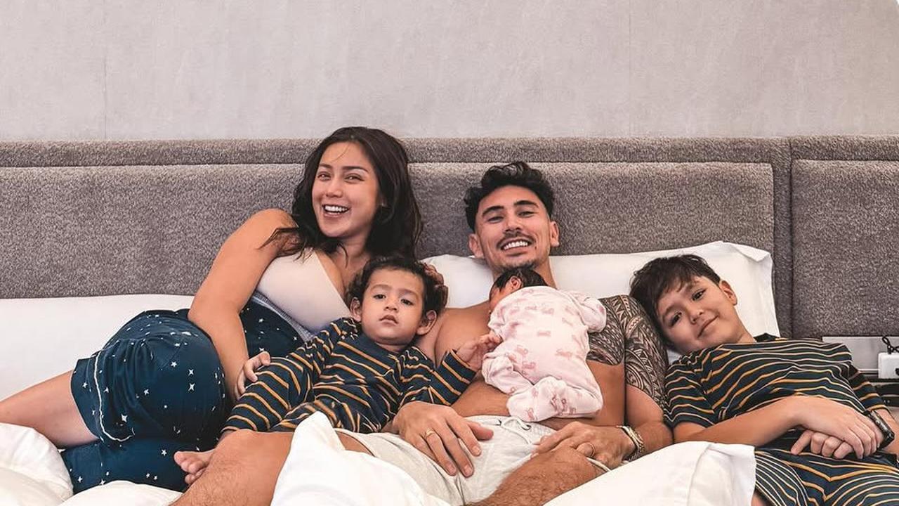 4 Potret Baby Hagia Putri Jessica Iskandar dan Vincent Verhaag, Menggemaskan Berbalut Handuk Bebek Kuning