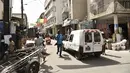 Bendera nasional Sengal digantung di dua sisi jalan sibuk Dakar (4/2/2022). Senegal akan bertanding melawan Mesir pada babak final Piala Afrika 2021 di Paul Biya stadium, Senin (7/2/2022) dini hari WIB besok. (AFP/Seyllou)