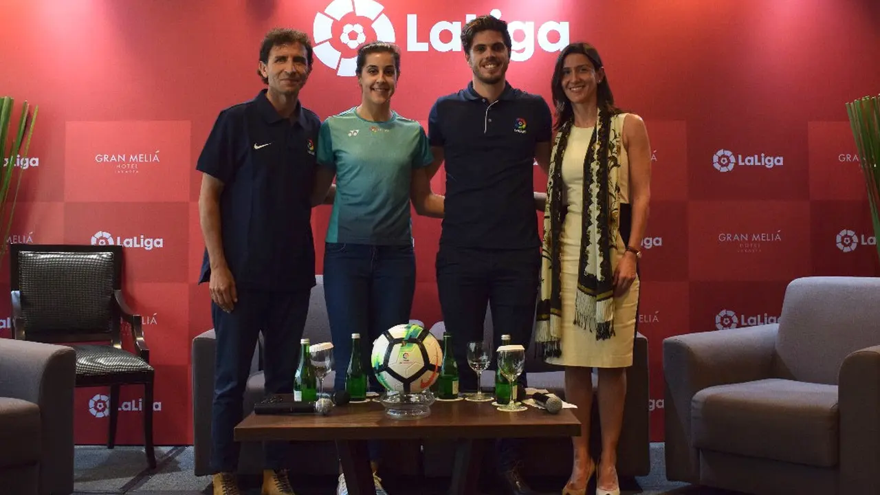 Carolina Marin dan Luis Milla dalam acara “Media Gathering LaLiga bersama Carolina Marín dan Luis Milla” yang digelar di Hotel Gran Meliá, Jakarta (2/7).