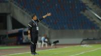 Pelatih Timnas Indonesia U-22, Indra Sjafri memberikan instruksi kepada anak asuhannya saat menghadapi Filipina dalam laga pertama Grup C SEA Games 2025 di 700th Anniversary Stadium, Chiang Mai, Senin (8/12/2025). (Bola.com/Bagaskara Lazuardi)