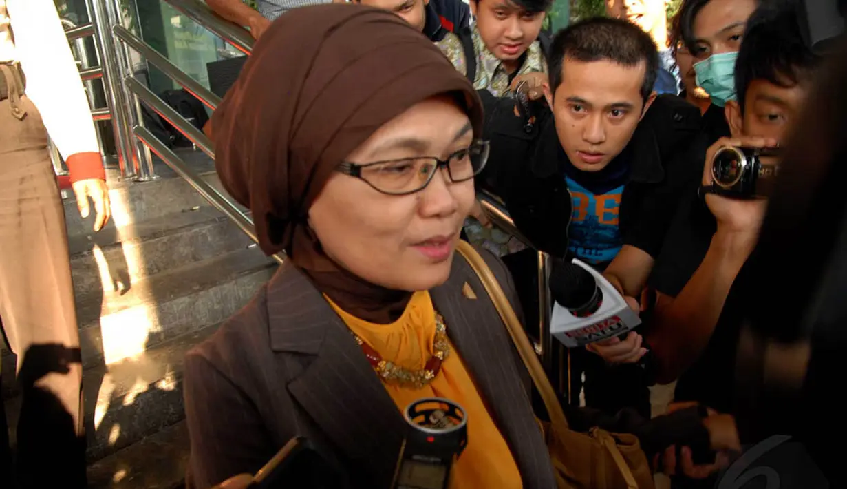 KPK memeriksa Winantuningtyastiti terkait kasus dugaan suap pembahasan APBN 2013 di Komisi VII untuk Kementerian ESDM, Jakarta, Selasa (15/7/14). (Liputan6.com/Miftahul Hayat)