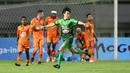Hongg Soon-hak merayakan golnya ke gawang Borneo FC  pada lanjutan Liga 1 2017 di Stadion Pakansari, Bogor, Senin (17/4/2017). PS TNI dan Borneo FC bermain imbang 2-2. (Bola.com/Nicklas Hanoatubun)