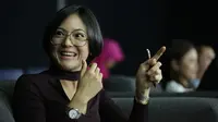 Poppy Sovia Jalani Foto Prewedding di Halte Transjakarta