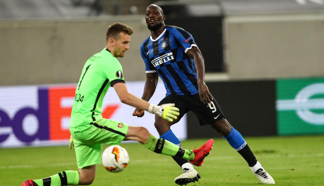 Penyerang Inter Milan, Romelu Lukaku, berusaha mencetak gol ke gawang Bayer Leverkusen pada perempat final Liga Europa 2019/2020 di Merkur Spiel-Arena, Jerman, Selasa (11/8/2020) dini hari WIB. Inter Milan menang 2-1 atas Bayer Leverkusen. (AFP/Dean Mouhtaropoulos/pool)