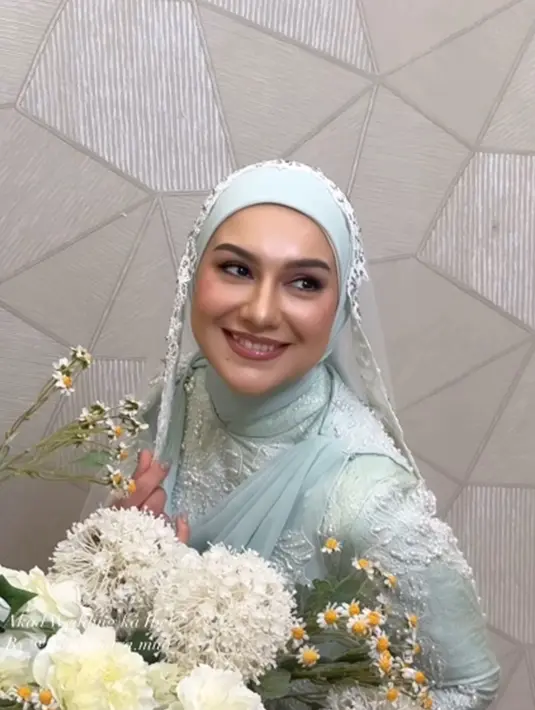 Pamer senyuman manis, kebahagiaan terpancar jelas di wajah Irish Bella. Mata dan bibirnya on point sehingga membuatnya makin cantik. Tak hanya fokus dengan pesona Irish Bella, netizen juga fokus dengan kebaya yang dikenakan Irish Bella, yang di mana warnanya sama dengan kebaya yang dikenakannya ketika menikah dengan Ammar Zoni pada tahun 2019 silam. (Liputan6.com/IG/@rarachintya.mua)