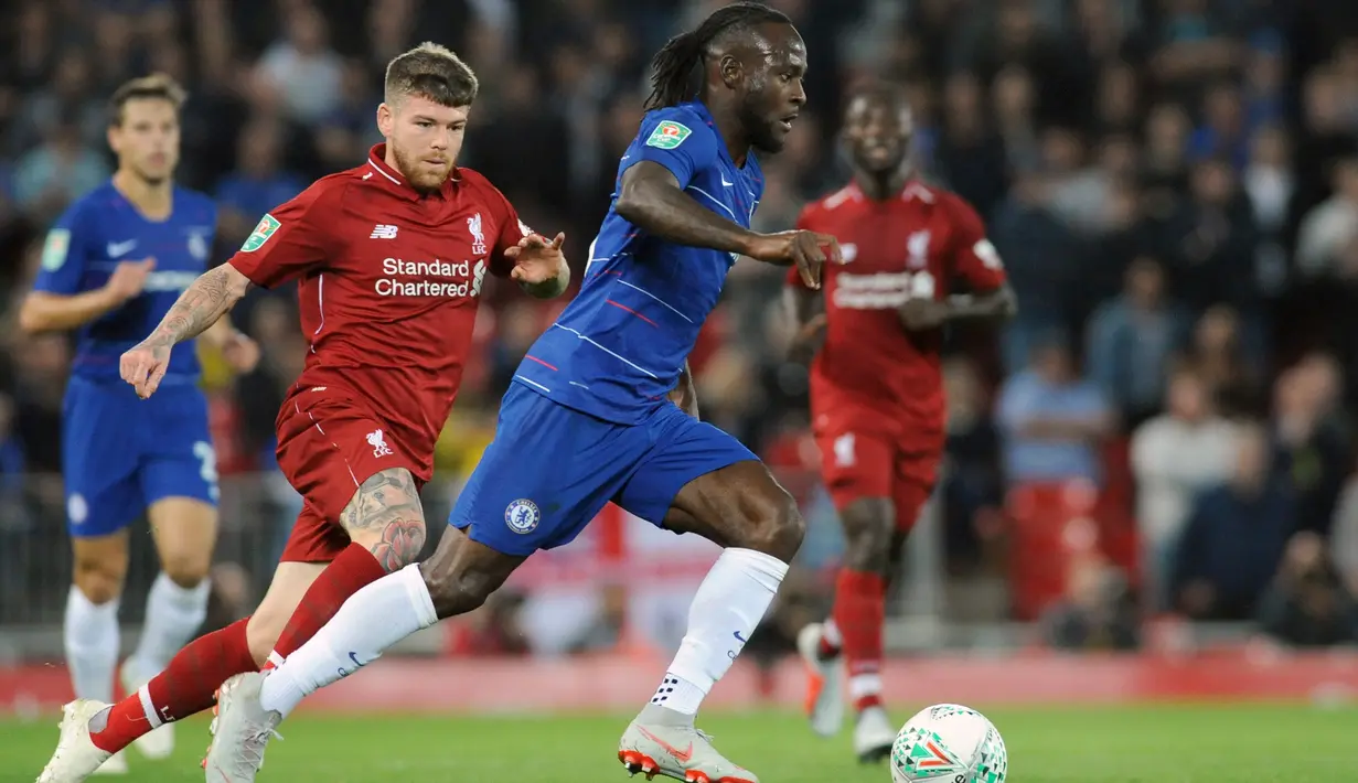 Gelandang Chelsea, Victor Moses mengiring bola dari kejaran bek Liverpool, Alberto Moren saat bertanding pada babak ketiga Piala Liga Inggris di stadion Anfield (26/9). Chelsea berhasil mengalahkan Liverpool 2-1. (AP Photo/Rui Vieira)
