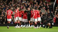 Para pemain berkumpul sebelum pertandingan putaran ketiga Piala Liga Inggris (Carabao Cup) antara Manchester United dan Brighton and Hove Albion di Old Trafford di Manchester, barat laut Inggris, 17 September 2026. (Oli SCARFF/AFP)
