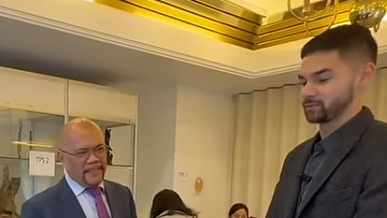 Momen Pemain Timnas Indonesia Sandy Walsh Ikut Nyoblos untuk Pertama Kalinya, Serius Pelajari Visi dan Misi Capres