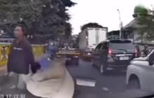 Momen Bajing Loncat Tersungkur saat Curi Satu Jerigen Minyak di Tengah Kemacetan Jakut, Bikin Resah Pengendara Mobil