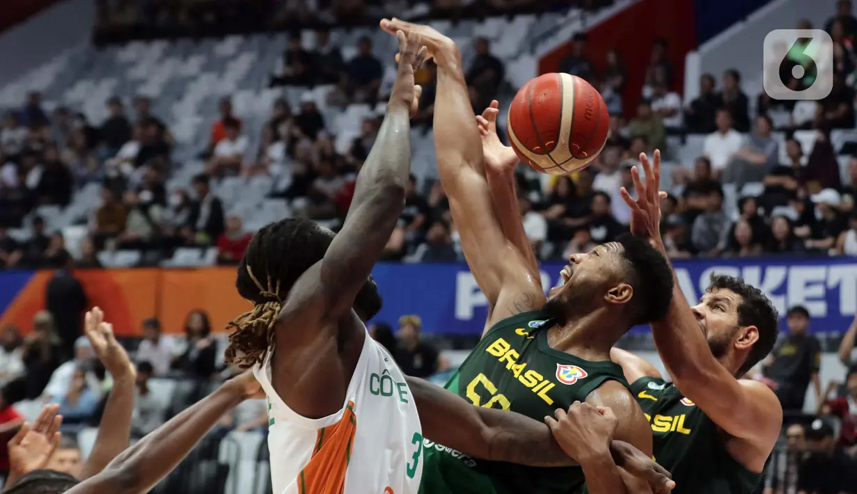 Ada delapan negara yang terbagi dalam dua grup adu kemampuan di Indonesia Arena Gelora Bung Karno untuk memperebutkan tiket ke laga puncak FIBA World Cup 2023. (Liputan6.com/Helmi Fithriansyah)
