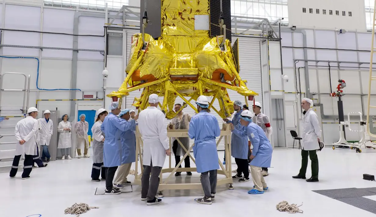 Luna-25 akan diluncurkan dengan pendorong Soyuz-2 Fregat dan menjadi pendarat pertama yang tiba di Kutub Selatan bulan, kata Roscosmos. (Handout/Russian Space Agency Roscosmos/AFP)
