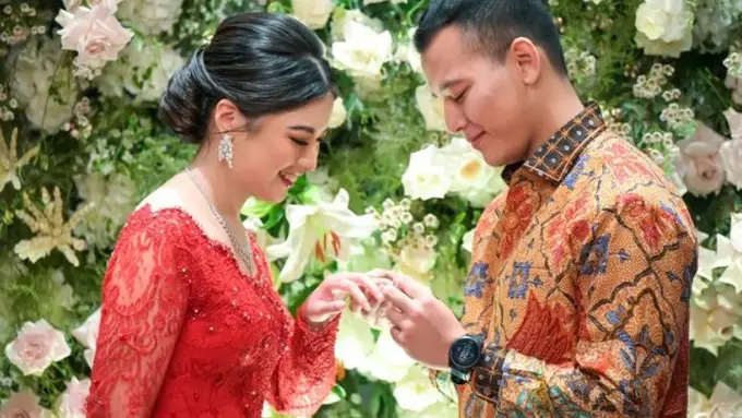 Potret lamaran Angela Adinda Nurrina dan Hafiz Prasetia Akbar (Sumber: Instagram/hafizzyakbar dan Instagram/angelaperkasa)