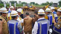 Menteri PUPR Basuki&nbsp;Basuki Hadimuljono menghadiri peletakan batu pertama proyek&nbsp;Jalan Tol Probolinggo-Banyuwangi ruas Probolinggo-Besuki