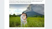 Foto prewedding dengan latar belakang Gunung Agung meletus (Sumber: twitter Sutopo Purwo Nugroho)