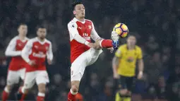 Pemain Arsenal, Mesut Ozil, mengontrol bola saat melawan Watford pada laga Liga Inggris di Stadion Emirates, Selasa, (31/1/2017). (AP Photo/Frank Augstein)