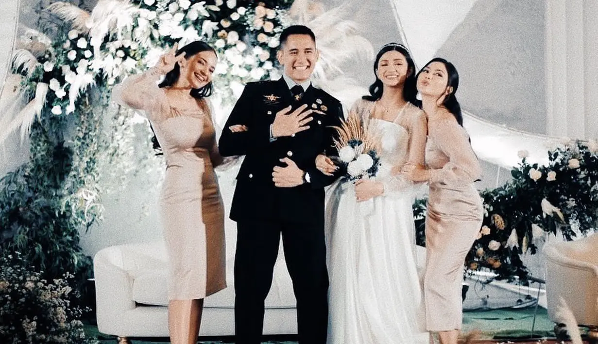 Momen Enzy Storia saat mengantarkan sahabatnya menikah sebagai bridesmaid. Ia tampil seragam dengan Jessica Mila mengenakan midi dress bernuansa cokelat muda, dengan aksen lengan balon yang transparan. [Foto: Instagram/enzystoria]