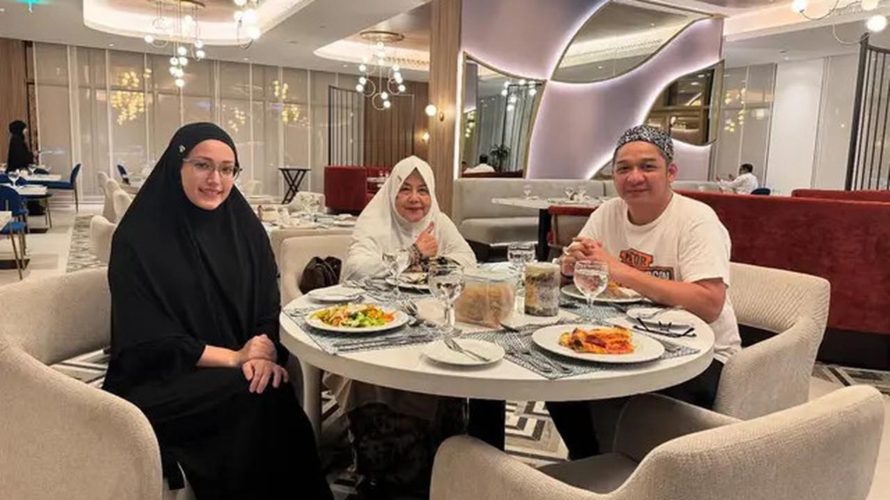 Potret Kebersamaan Pasha Ungu dan Adelia Jalani Ibadah Haji di 2025, Penuh Kehangatan