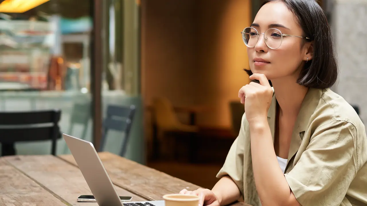 wanita mei berusaha kuat dan tegar