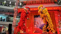 Atraksi barongsai menghibur pengunjung di salah satu pusat perbelanjaan di Jakarta, Kamis (19/2). Sejumlah pusat perbelanjaan menggelar berbagai atraksi budaya Tionghoa sebagai daya tarik dalam rangka perayaan Imlek 2567. (Liputan6.com/Gempur M Surya)