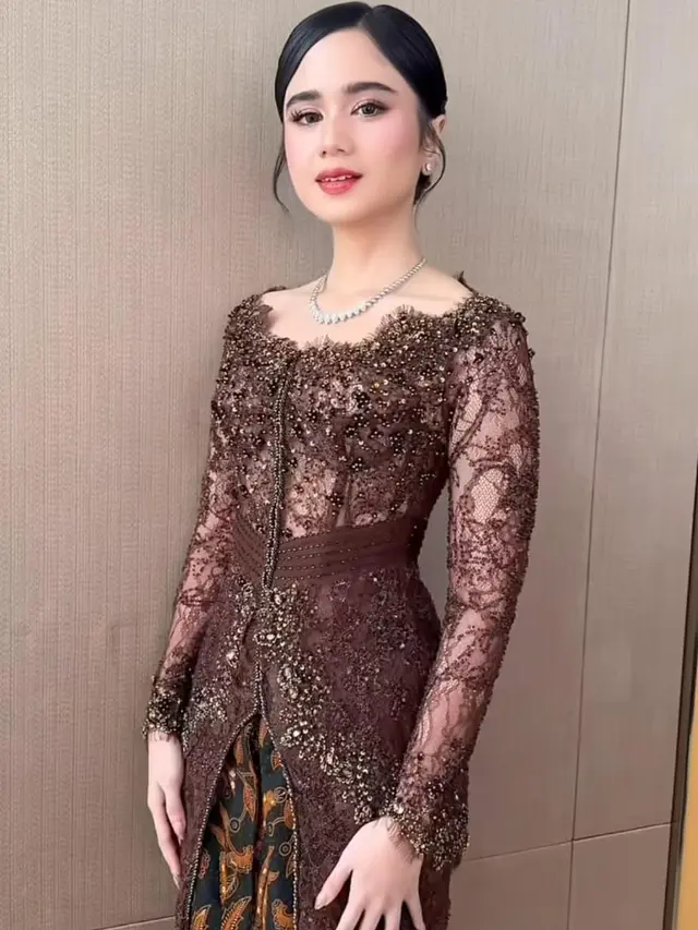 Inspirasi Kebaya ala Tissa Biani di Acara Pernikahan El Rumi dan Syifa Hadju