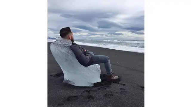benda aneh di pantai