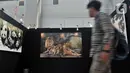 Pengunjung mengamati karya lukis di salah satu stan yang dipamerkan dalam Indonesian Art Festival "Pesta Seni Rupa Indonesia" di Museum Nasional, Jakarta, Minggu (10/11/2019). (merdeka.com/Iqbal S. Nugroho)
